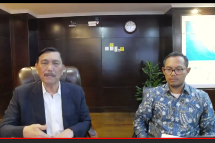 Menko Kemaritiman dan Investasi, Luhut B. Panjaitan didampingi juru bicaranya Jodi Mahardi ketika melakukan konfrensi video, Jakarta, Rabu (18/3/2020).