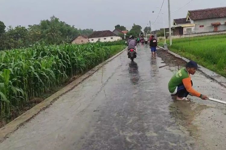 DIPERLEBAR—Inilah ruas jalan di Dusun Ngadiro, Desa Pintu, Kecamatan Jenangan, Kabupaten Ponorogo, Jawa Timur yang diperlebar oleh Hananto, seorang pengusaha ayam potong desa setempat dengan dana pribadi sebesar Rp 420 juta.