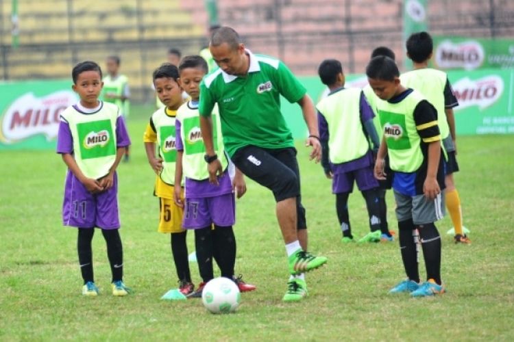 Kurniawan Dwi Yulianto  memberikan pelatihan teknik dasar bemain sepak bola seperti dribbling, passing, controlling dan shooting untuk mencari calon pemain. 
