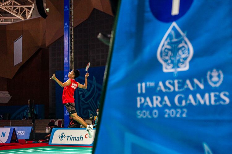 Atlet para bulu tangkis Indonesia, Dheva Anrimusthi, kalah dari wakil Malaysia, Cheah Liek Hou, dalam semifinal ASEAN Para Games 2022 sektor tunggal putra SU5 di UMS Edutorium, Solo, Kamis (4/8/2022).