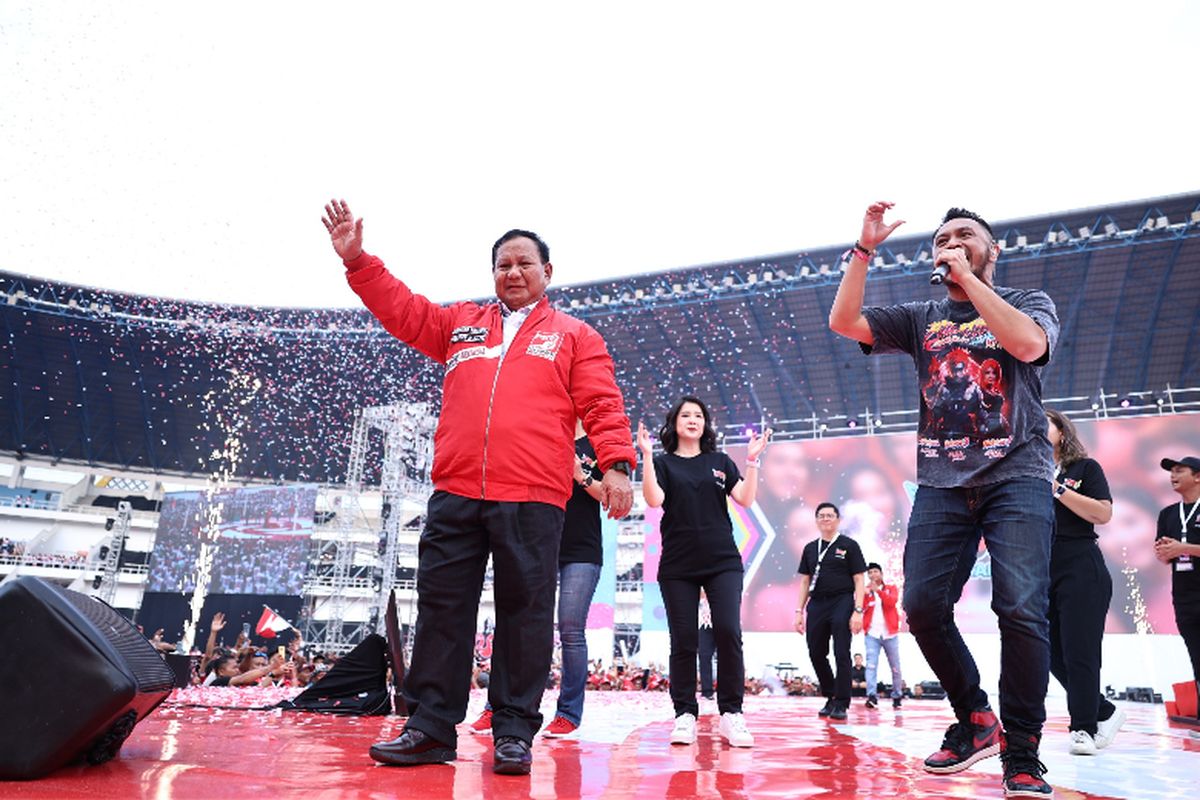 Calon presiden (capres) nomor urut 2, Prabowo Subianto, menghadiri Hari Ulang Tahun (HUT) ke-9 Partai Solidaritas Indonesia (PSI) di Stadion Jatidiri, Semarang, Jawa Tengah, Sabtu (9/12/2023)