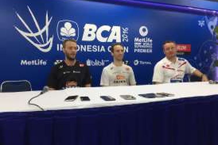 Pemain ganda putra Denmark, Mathias Boe (tengah)/Carsten Mogensen (kiri), berbicara kepada media dalam konferensi pers di Istora Gelora Bung Karno, Senayan, Jakarta, Senin (30/5/2016).