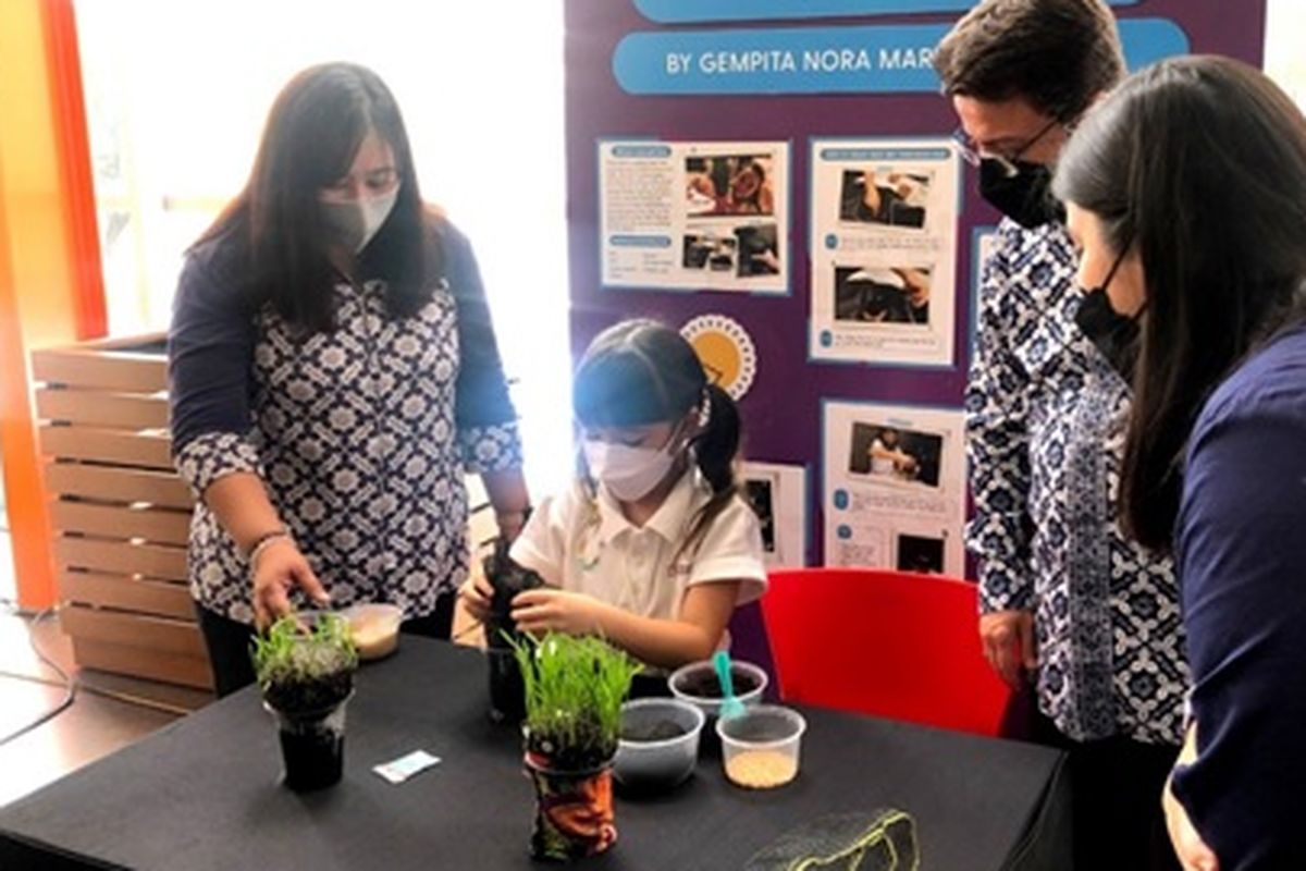 STEAM Project Grass Head dibuat oleh Gempita Nora Marten dari Sampoerna Academy Grade 1 bersama dengan Dr Mustafa Guvercin, School Director of Sampoerna Academy dan Ms. Beatrice de Roza, Principal Sampoerna Academy BSD dalam acara STEAM Expo 2022.