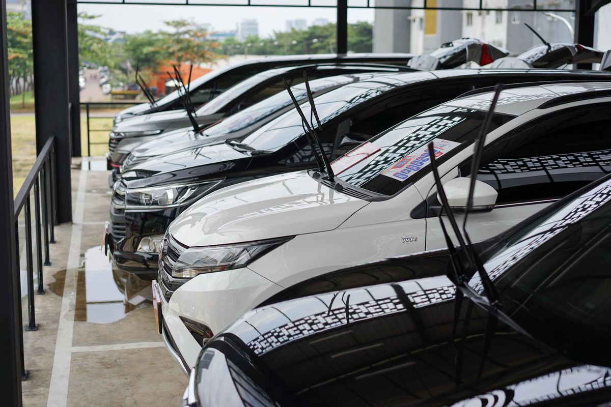 Deretan mobil bekas di Flagship Showroom Caroline