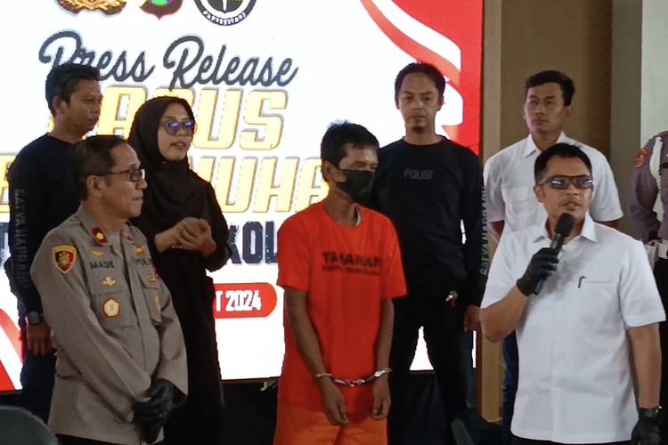 Pelaku pembunuh pencari kepiting di Surabaya, saat di Mapolrestabes, Senin (25/3/2024).