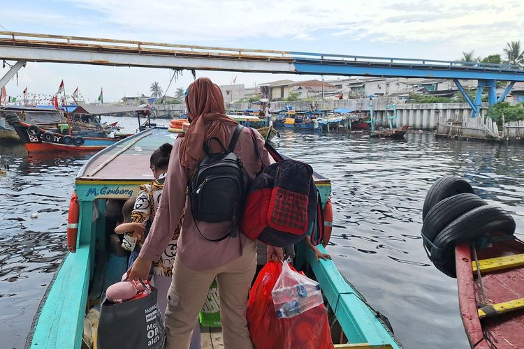 Sejumlah pemudik memilih untuk naik perahu dari Dermaga Nelayan Clincing menuju ke kampung halaman demi terhindar dari kemacetan. Selasa (9/4/2024).