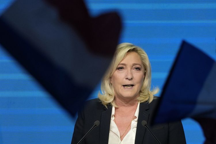 Calon presiden Perancis dari sayap kanan Marine Le Pen berpidato jelang hari pemilihan presiden atau pilpres Perancis di Paris, Minggu (10/4/2022). Proyeksi lembaga pemungutan suara Perancis menunjukkan, petahana Presiden Emmanuel Macron dan pemimpin sayap kanan Marine Le Pen memimpin putaran pertama.