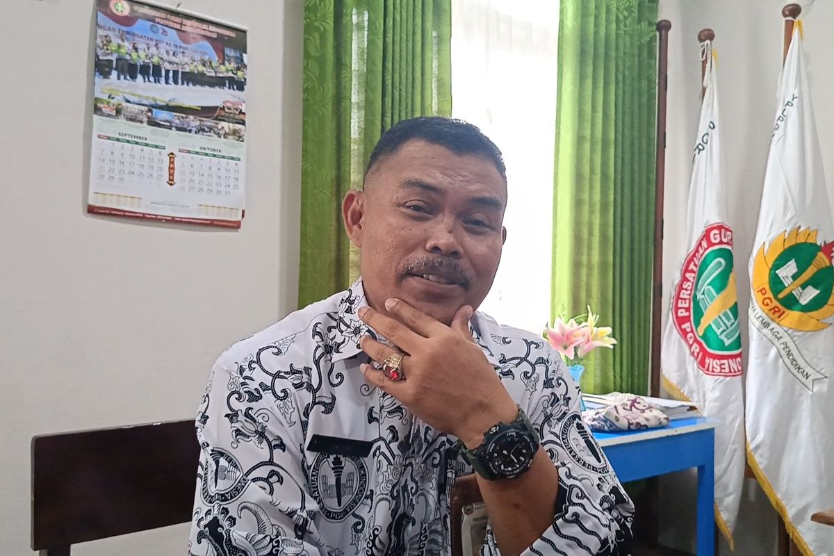 Ketua PGRI Kabupaten Blora, Yatni, saat ditemui wartawan di kantornya, Jawa Tengah, Senin (6/10/2025).
