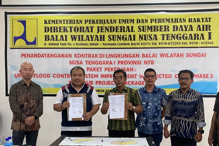 Penandatanganan kontrak pembangunan Urban Flood Control System Improvement in Selected Cities Phase 2 Bima Sub Project (Package 4A) antara Waskita Karya dengan Balai Wilayah Sungai Nusa Tenggara I, NTB. 