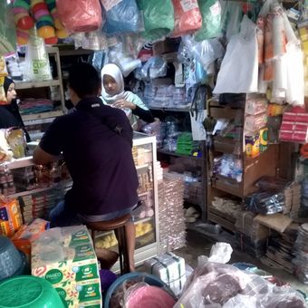 Toko Plastik TIktop di kompleks Pasar Legi, Kota Blitar, Kamis (9/4/2026)