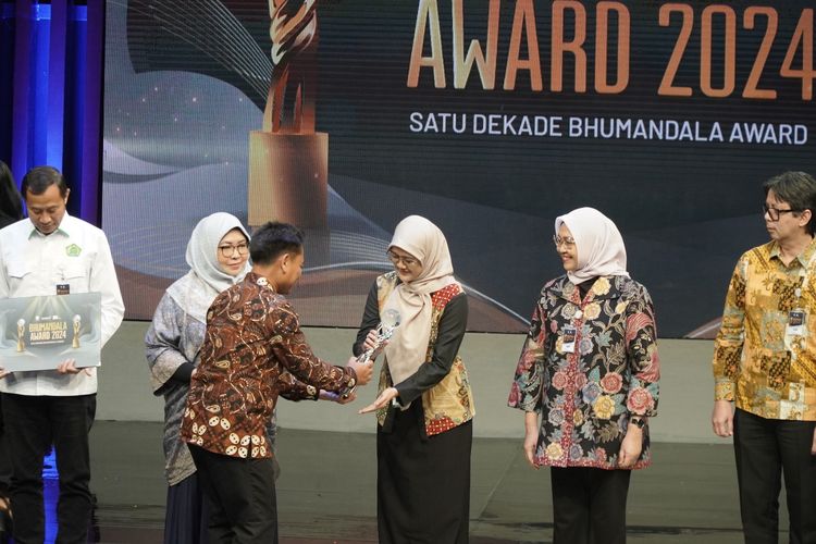 Kepala Kelompok Kerja Monitoring, Evaluasi, dan Pengembangan Data BRGM Dian Nur Amalia saat menerima penghargaan Bhumandala Rajata (Medali Perak) dalam ajang Bhumandala Award 2024.