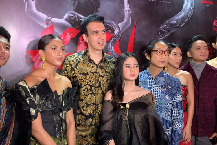 Produser Manoj Punjabi, sutradara Awi Suryadi dan jajaran pemain fim KKN di Desa Penari dalam Gala Premiere di Epicentrum XXI di kawasan Jakarta Selatan, Jumat (22/4/2022).