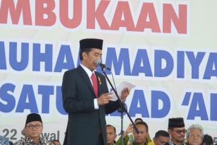 Presiden Joko Widodo membuka pelaksanaan Muktamar ke-47  Muhammadiyah di Lapangan Karebosi, Makassar, Sulawesi Selatan, Senin (3/8/2015).