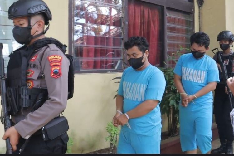 Dua warga Pemalang jadi tersangka perampasan kendaraan dengan modus sebagai anggota debt collector saat digelandang polisi di Mapolres Pemalang, Senin (6/3/2023). (Dok. Humas Polres Pemalang)