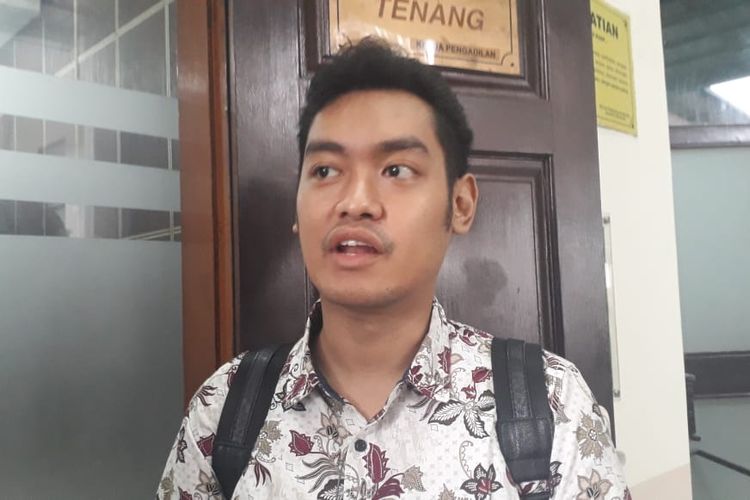 Kuasa hukum MAKI Rizky Dwi Cahyo usai sidang perdana praperadilan MAKI melawan KPK yang ditunda di Pengadilan Negeri Jakarta Selatan, Senin (3/2/2020). 