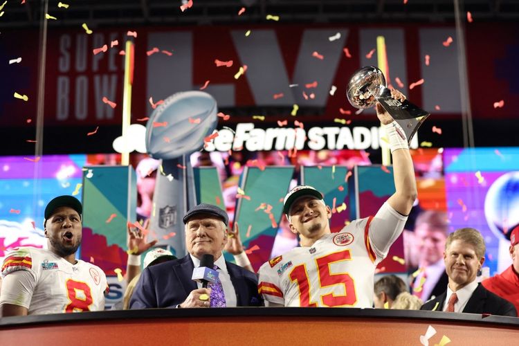 Quarterback Kansas City Chiefs, Patrick Mahomes (nomor 15), berhasil mematahkan kutukan yang telah bertahan di NFL (Liga American Football AS) selama lebih dari 20 tahun. Kansas City Chiefs menang 38-35 atas Philadelphia Eagles dalam laga Super Bowl 2023 di State Farm Stadium, Arizona, Amerika Serikat pada Senin (13/2/2023) pagi WIB.