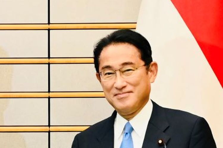 Presiden Joko Widodo (kiri) berjabat tangan dengan Perdana Menteri Jepang Kishida Fumio dalam pertemuan bilateral di Kantor Perdana Menteri Jepang, Tokyo, Jepang, Rabu (27/7/2022). Orang-orang Jepang dilaporkan memilih untuk mengikuti kursus senyum setelah terlalu lama memakai masker karena pandemi Covid-19.