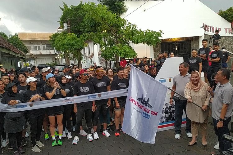 Plt Wali Kota Semarang, Hevearita Gunaryanti Rahayu bersama peserta Semarang 10K. Sabtu (3/12/2022)