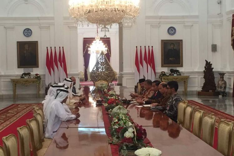 Presiden Joko Widodo menerima delegasi Menteri Energi Uni Emirat Arab di Istana Merdeka, Jakarta, Kamis (18/5/2017).