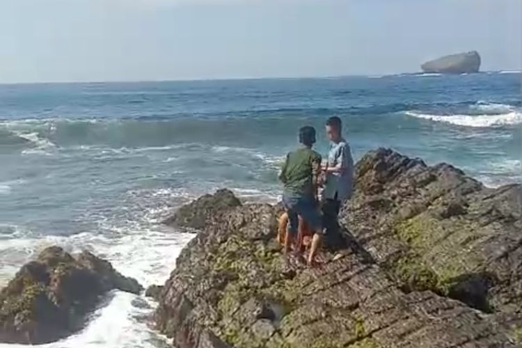 Seorang warga Jember hendak melompat ke bebatuan di pantai Watu Ulo pada Selasa (22/10/2024) pagi. Dua orang pria datang menyelamatkan wanita yang hendak bunuh diri itu.