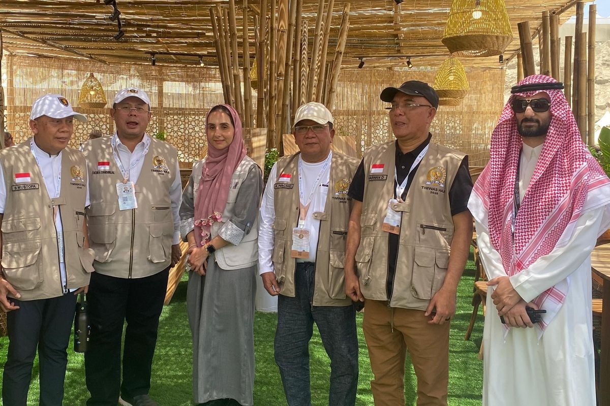 Timwas Haji DPR RI saat meninjau tenda jemaah di Mina, Makkah, Minggu (1/6/2025). 