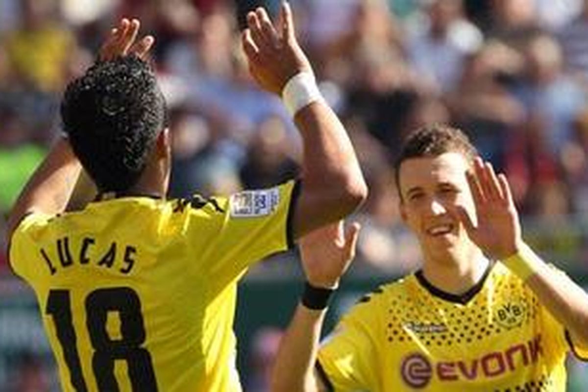 Lucas Barrios (kiri) disambut Ivan Perisic, setelah mencetak hat-trick pada pertandingan Bundesliga 1 lawan kaiserslauter, Sabtu (28/4/2012). Perisic juga mencetak satu gol dan Dortmund menang 5-2.