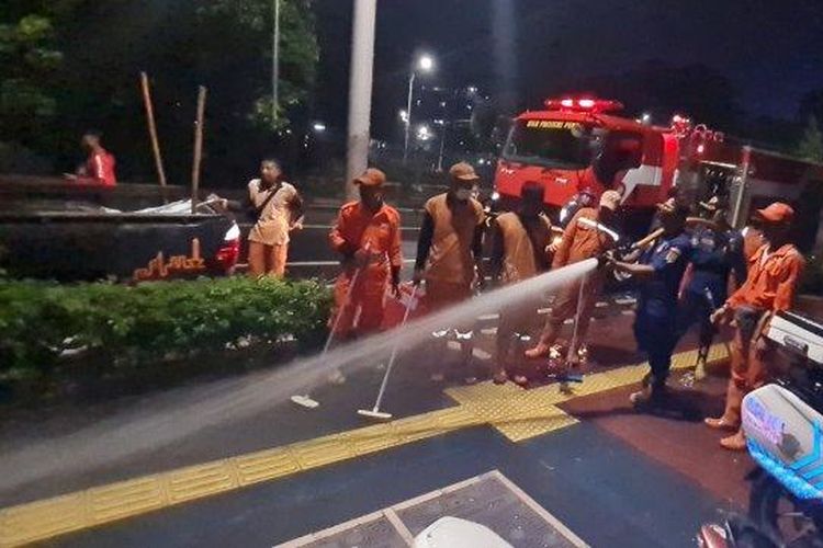 Puluhan petugas PPSU dibantu petugas pemadam kebakaran melakukan pembersihan di sekitar Halte Stasiun Palmerah dan sekitarnya, Kelurahan Gelora, Tanah Abang, Jakarta Pusat pada Selasa (8/11/2022) malam, menyusul keluhan pejalan kaki adanya bau pesing menyengat di lokasi. 