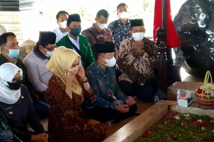 Menteri Perencanaan Pembangunan Nasional Suharso Monoarfa berdoa di pusara Makam Bung Karno, Jumat (1/10/2021)