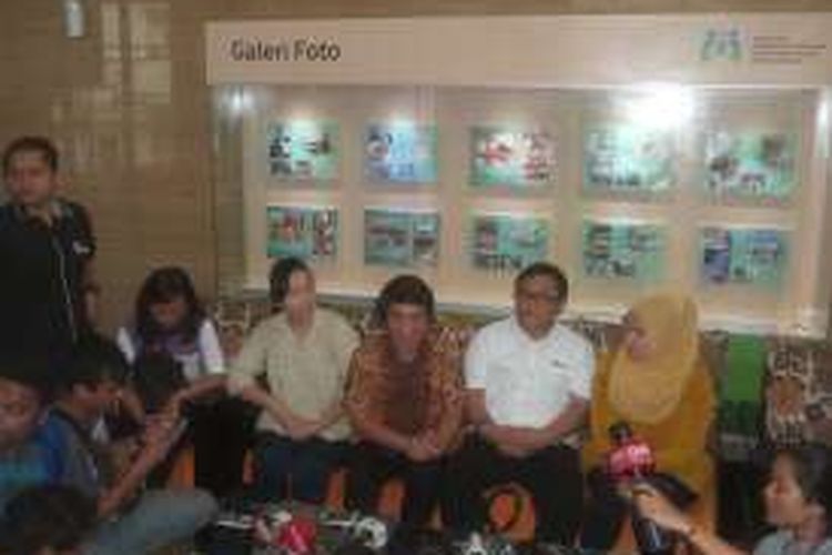 Sejumlah keluarga korban vaksin palsu dan perwakilan Rumah Sakit Harapan Bunda saat dipertemukan di Kantor Lembaga Perlindungan Anak Indonesia (LPA Indonesia), Jalan Medan Merdeka Barat, Jakarta, Sabtu (16/7/2016) pagi.
