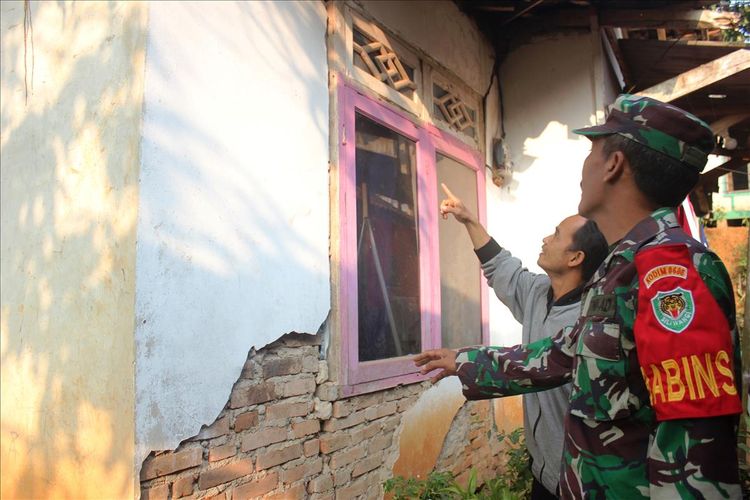 Kondisi rumah warga di Kampung Pasir Peso, Cibeber, Kabupaten Cianjur, Jawa Barat yang rusak akibat guncangan gempa Banten magnitudo 6.9 Jumat malam kemarin.