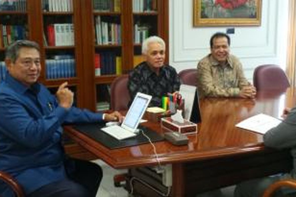 Presiden SBY, Hatta Rajasa, dan Chairul Tanjung di Kantor Kepresidenan, Jakarta, Jumat (16/5/2014).