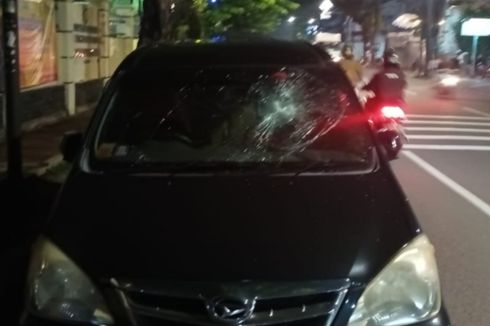 Mobil Dilempar Batu oleh Pengendara Motor di Kebayoran Lama, Pengemudi: Tak Ada Senggolan Sebelumnya