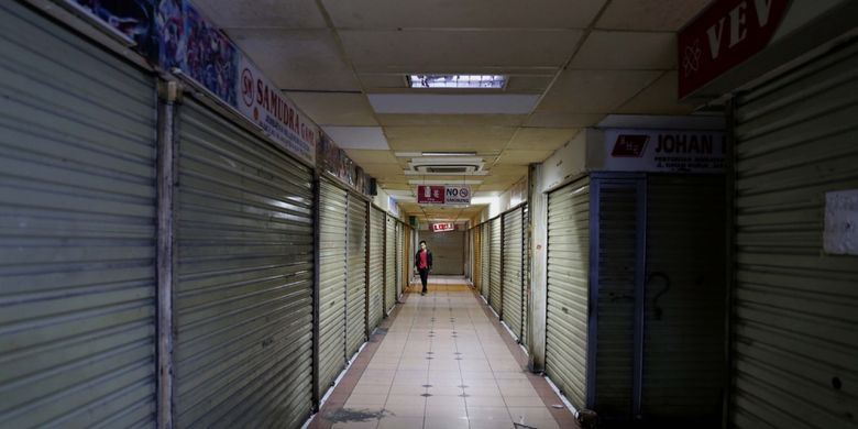 Suasana pusat perbelanjaan di Plaza Elektronik, Glodok, Jakarta barat, Rabu (14/7/2017). Meskipun perdagangan berjalan normal, kian hari pasar ini semakin sepi pembeli. Bahkan beberapa kios sudah beralih fungsi menjadi gudang untuk menyimpan dagangan.