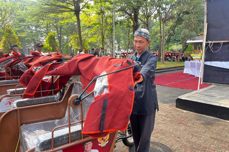 Ratusan Lansia di Purwakarta Terima Becak Listrik Prabowo, Harap Bisa Bersaing dengan Ojek