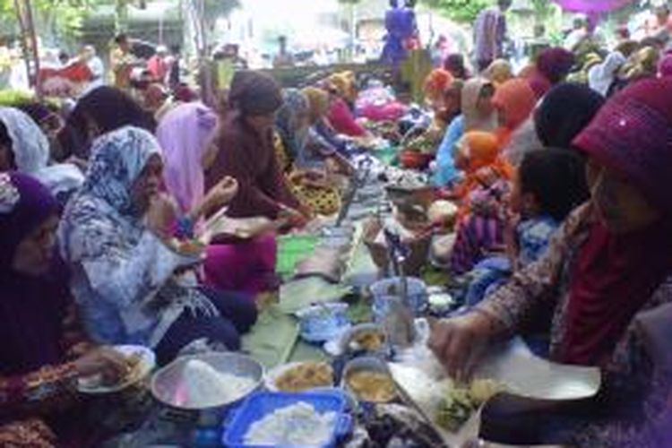 Warga Dusun Sorobayan, Desa Banyuurip, Kecamatan Tegalrejo, Kabupaten Magelang, menggelar tradisi nyadran menyambut bulan Ramadhan, Sabtu (2/5/2015).