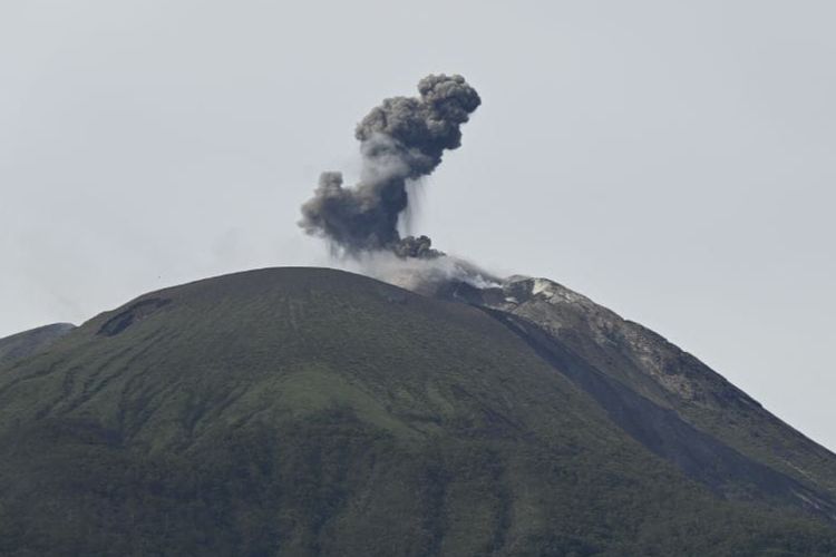 Gunung Ile Lewotolok menyemburkan asap tebal pada Rabu (17/4/2024)