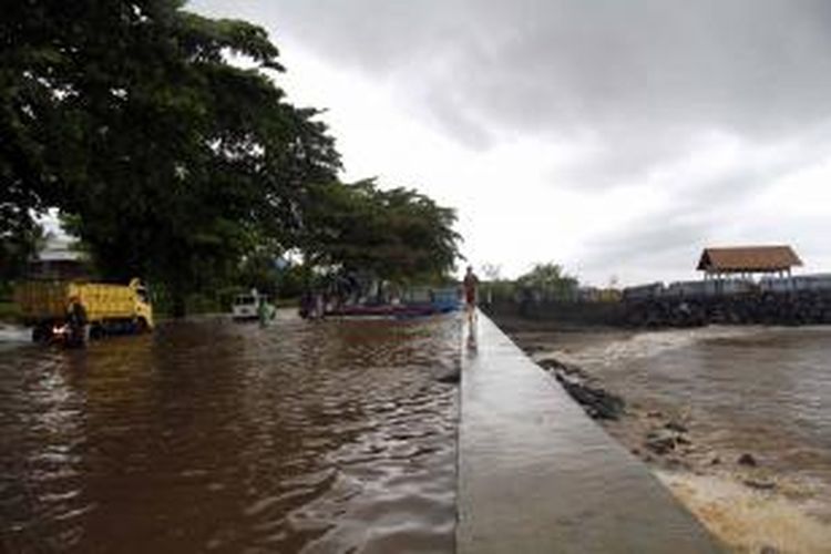 Lokasi batas Kota Manado yang berbatasan langsung dengan laut tidak luput diterjanga banjir bandang pada Rabu (15/1/2014). Material lumpur yang dibawa banjir mengalir ke laut.