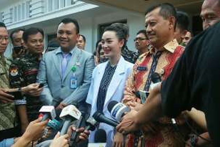 Zaskia Gotik (tengah) dan Sekjen Kementerian Pertahanan Laksdya TNI Widodo di lapangan Kemhan RI, Jumat (8/4/2016