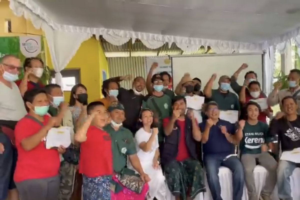 Pendiri La Dame in Vanila, Lidya Rinaldi bersama petani vanila di Gianyar, Bali.