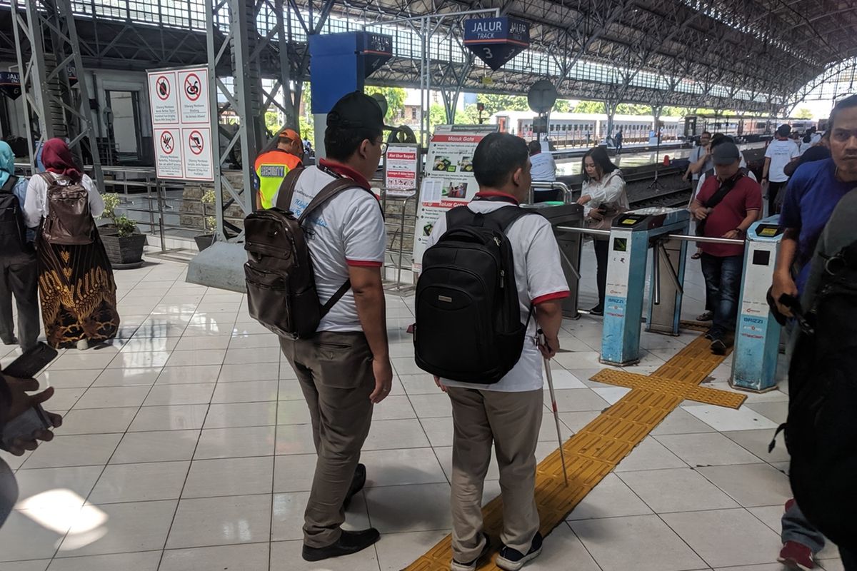 Para penyandang disabilitas mengecek fasilitas untuk kaum disabilitas di Stasiun dan Terminal Tanjung Priok, Jakarta Utara, Selasa (10/9/2019).