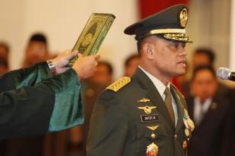 Prosesi pelantikan Gatot Nurmantyo sebagai Panglima TNI di Istana Negara, Jakarta, Rabu (8/7/2015). Presiden Joko Widodo melantik Sutiyoso sebagai Kepala BIN menggantikan Marciano Norman sedangkan Gatot Nurmantyo dilantik sebagai Panglima TNI menggantikan Jenderal Moeldoko.