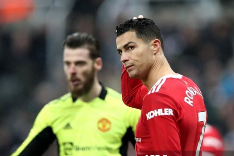 Cristiano Ronaldo (kanan) terlihat frustrasi pada laga pekan ke-19 Liga Inggris yang mempertemukan Newcastle vs Man United di Stadion St. James Park, Selasa (28/12/2021) dini hari WIB. Hasil Newcastle vs Man United imbang 1-1.