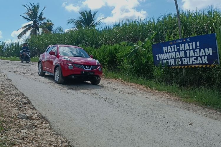Papan peringatan di salah satu titik jalan rusak menuju Pantai Selatan Malang.