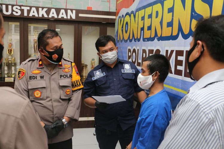 Konferensi pers rudapaksa anak kandung di Mapolres Kebumen, Jawa Tengah, Kamis (19/8/2021).