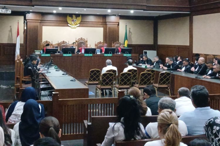 Hakim Vonis Alfian dan Hanung 6 Tahun Penjara dalam Kasus Korupsi Tata Kelola Minyak Mentah