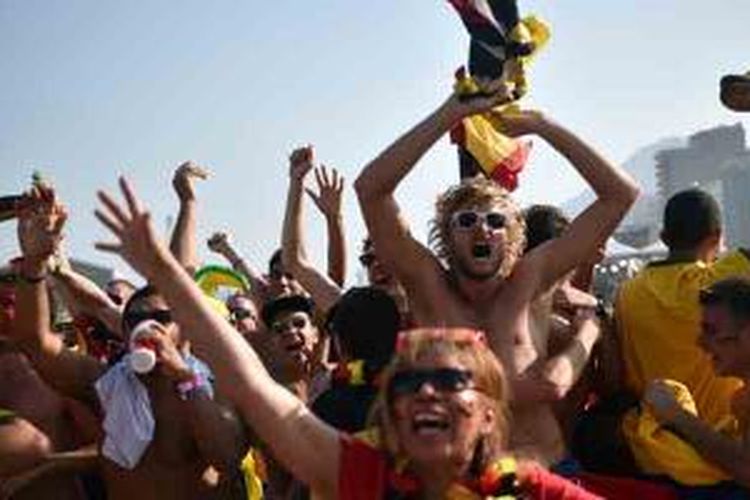 Suporter Belgia bersorak di pantai Copacabana di Rio de Janeiro pada 17 Juni 2014, setelah negaranya mencetak gol ke gawang Aljazair pada laga perdana penyisihan Grup H Piala Dunia 2014.