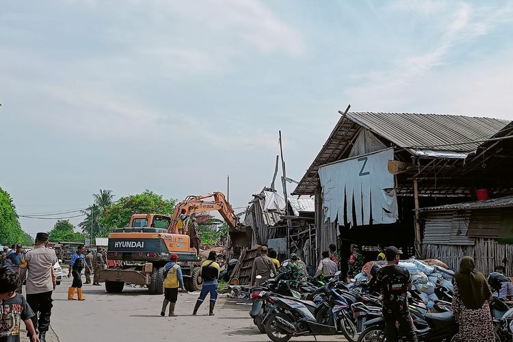 Puluhan bangunan liar di Jalan Songsit, Kelurahan Jurumudi, Kecamatan Benda, Kota Tangerang digusur paksa hari ini, Senin (3/10/2022). Penertiban dilakukan dengan alasan ingin melakukan percepatan pengendalian banjir di kawasan tersebut.