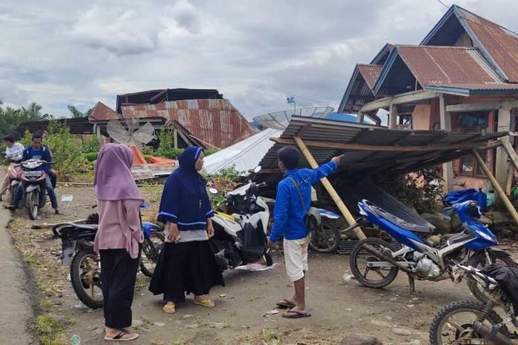 Warga melihat rumahnya yang roboh hingga rata dengan tanah di Nagari Lampah, Kecamatan Tigo Nagari, Kabupaten Pasaman, Sumbar, Sabtu (26/2/2022).