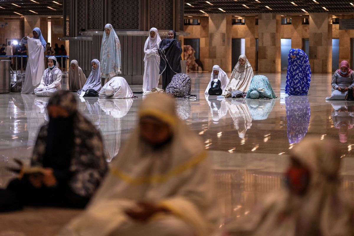 Umat Islam melaksanakan shalat tarawih berjamaah di Masjid Istiqlal, Jakarta Pusat, Senin (12/4/2021). Imam Besar Masjid Istiqlal Nasaruddin Umar menyatakan kapasitas salat tarawih berjamaah pada bulan Ramadhan 1442 H maksimal 2.000 orang dengan menerapkan protokol kesehatan.