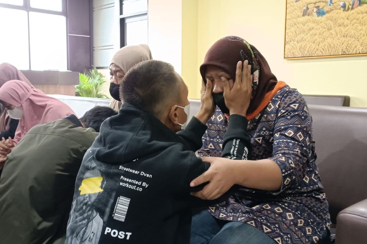 Enam orang remaja pelaku aksi tawuran yang diperintahkan untuk bersimpuh meminta maaf kepada orangtuanya masing-masing di Mapolres Metro Bekasi Kota, Senin (10/10/2022). Selain diperintahkan untuk meminta maaf, mereka juga dijadikan duta anti tawuran Kota Bekasi. 